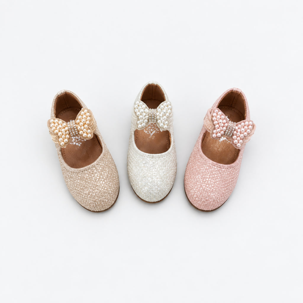 Zapato de charol para niña con flor grande en la correa