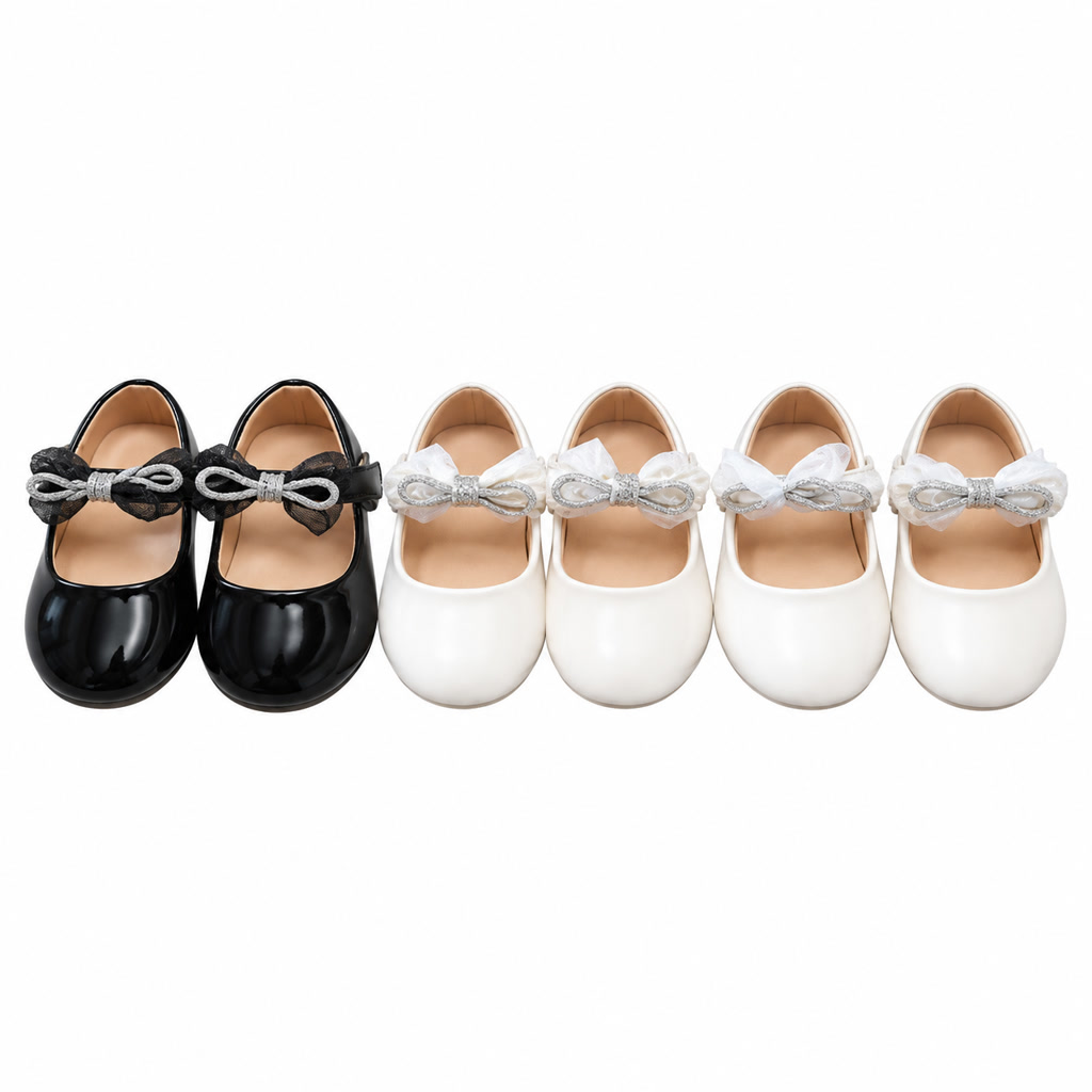 Zapato de charol para niña con pulsera de perlas y punta redonda