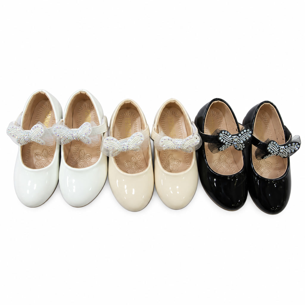 Zapato de charol Oxford para niña con flor sobre la pulsera