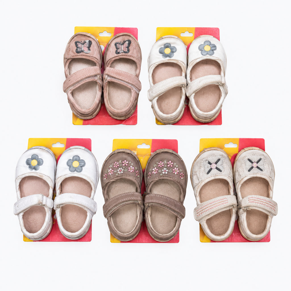 Zapato de charol para niña con moño doble sobre correa